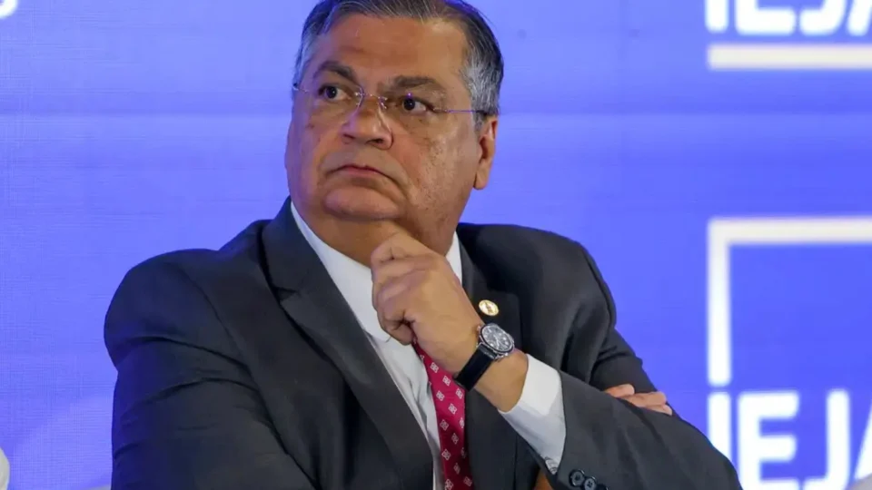 Dino suspende pagamento de R$ 4,2 bi em emendas e pede investigação da PF