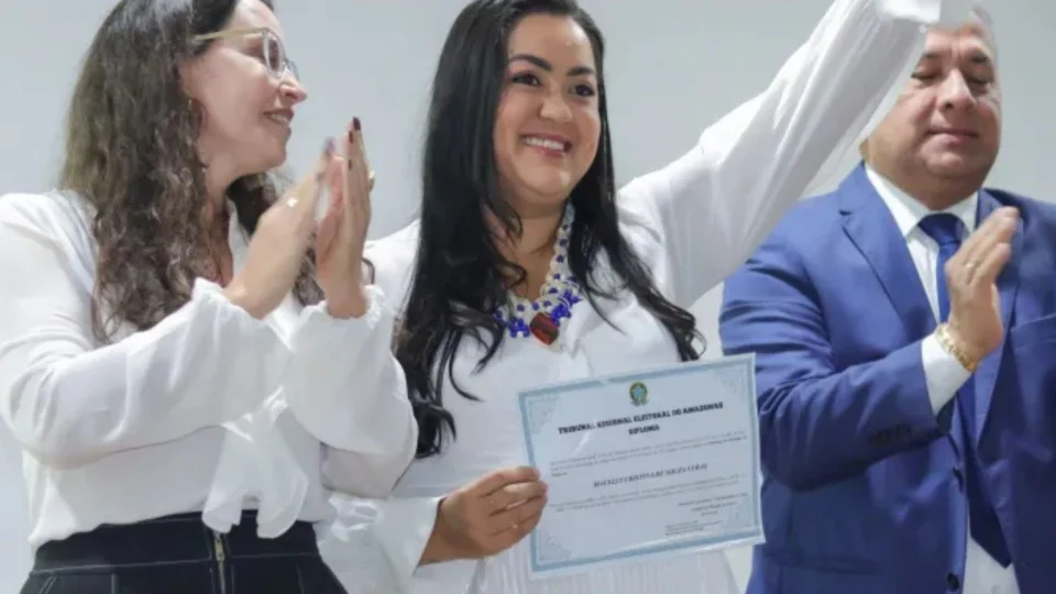Ao ser diplomada como primeira prefeita de Maués, Macelly Veras diz que mandato é da população