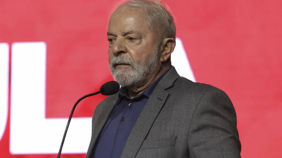 Lula é submetido a cirurgia de urgência após hemorragia na cabeça