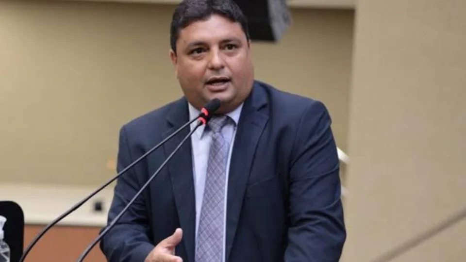 Caio André rebate acusações de David Almeida sobre atrasos no asfaltamento de Manaus