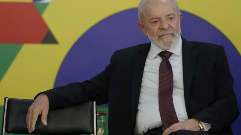 Após críticas a Bolsonaro, Lula eleva gastos no cartão corporativo e mantém sigilos de cem anos