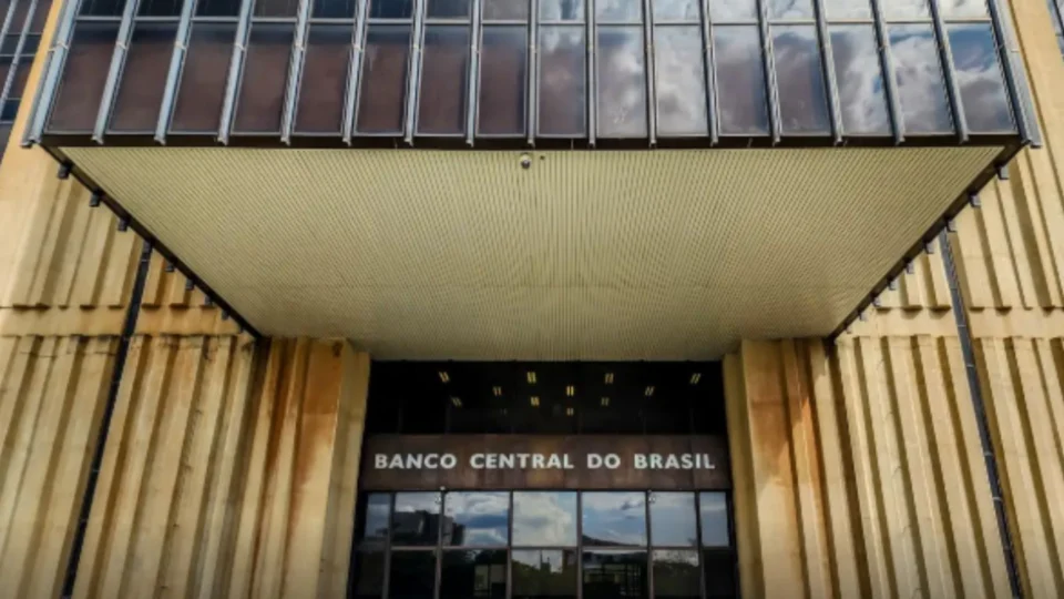 Mercado financeiro estima inflação de 4,99% em 2025, prevê BC