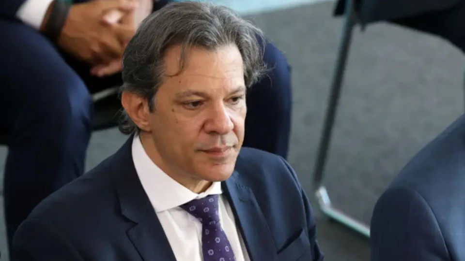 Cancelamento das férias de Fernando Haddad ocorre em meio à alta do dólar e pressões econômicas