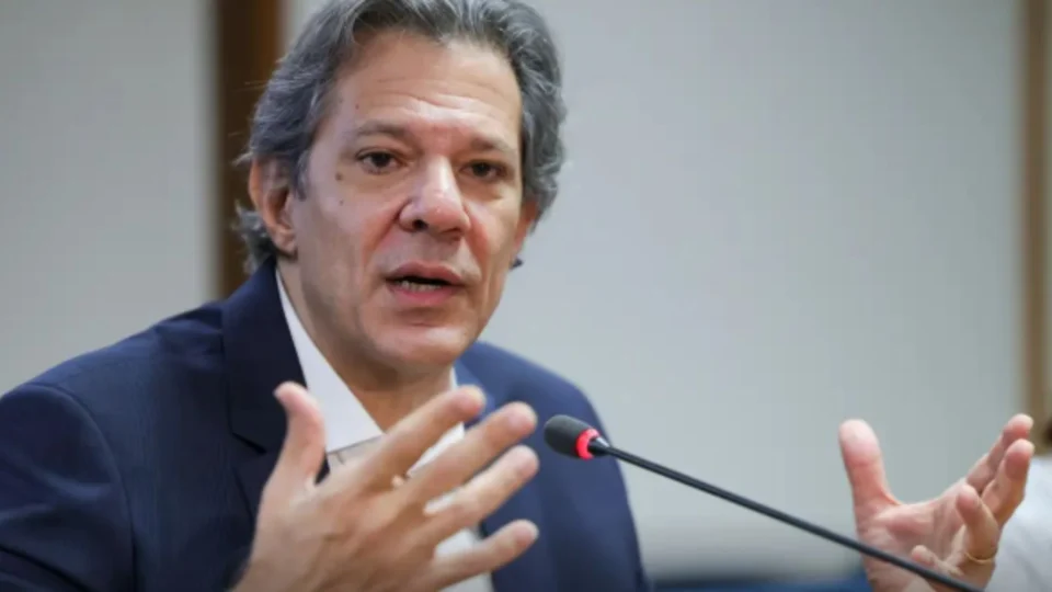 Haddad descarta elevar IOF para conter saída de dólares