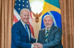 Governo Lula recebeu 32 aviões com deportados da gestão Biden e nunca reclamou de algemas