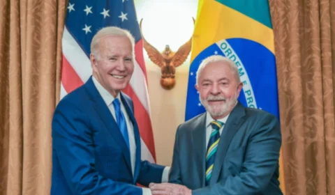 Governo Lula recebeu 32 aviões com deportados da gestão Biden e nunca reclamou de algemas