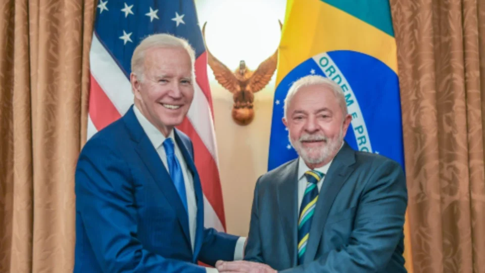 Governo Lula recebeu 32 aviões com deportados da gestão Biden e nunca reclamou de algemas