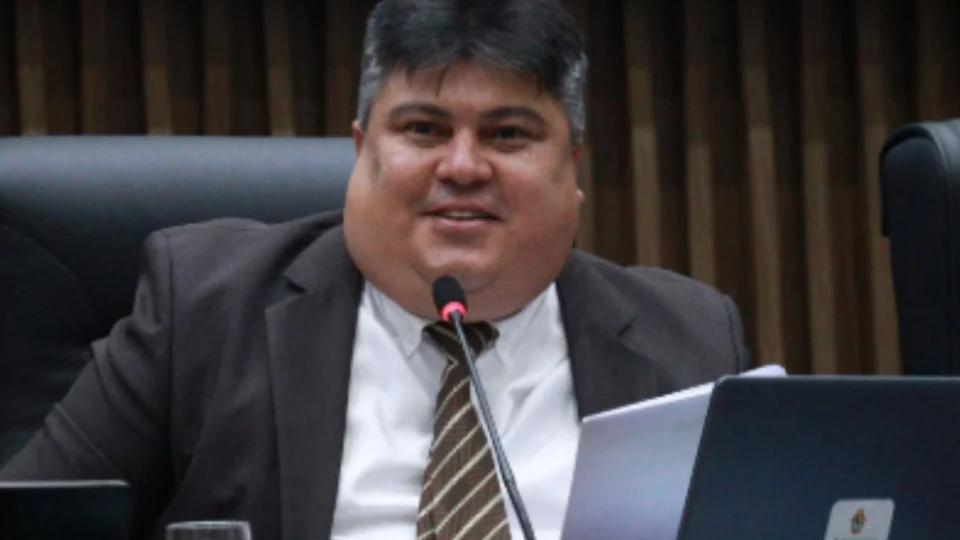 David Reis é criticado por postura na condução das sessões da CMM