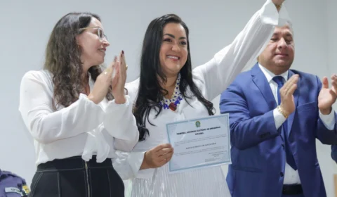 Macelly Veras toma posse como primeira prefeita de Maués