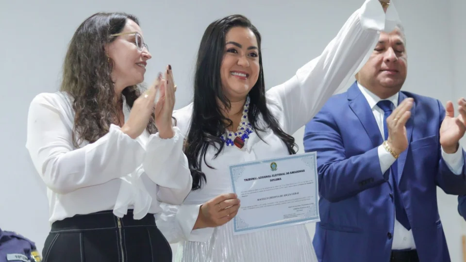 Macelly Veras toma posse como primeira prefeita de Maués