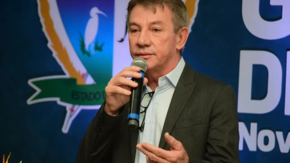 Governador de Roraima exonera todos os servidores comissionados, menos os secretários