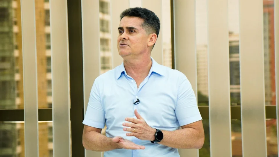 David Almeida inicia nova gestão com cobrança dos corujinhas e aumento da tarifa de ônibus