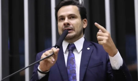 Alberto Neto destaca revogação de medida do governo que fiscalizaria PIX: “Vitória do povo!”