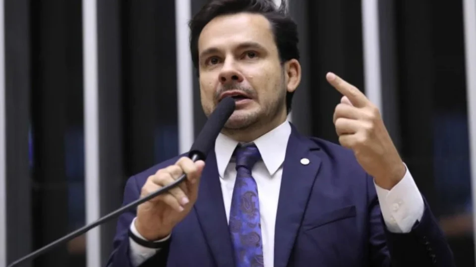 Alberto Neto destaca revogação de medida do governo que fiscalizaria PIX: “Vitória do povo!”