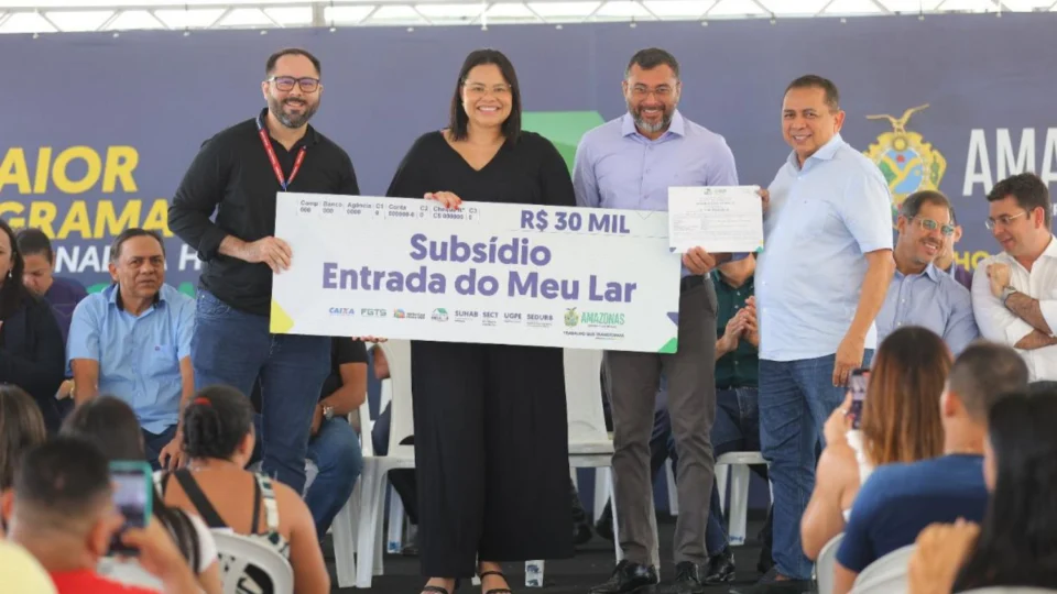 Wilson Lima paga novos subsídios para 205 famílias beneficiadas pelo Amazonas Meu Lar