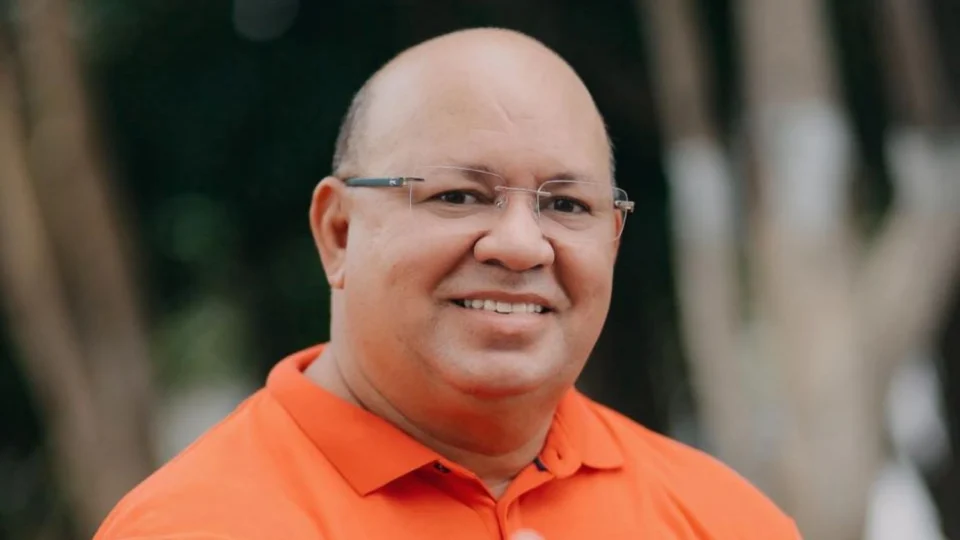 Prefeito de Manaquiri usa R$ 1,96 milhão do Fundo de Saúde para alugar veículos sem licitação