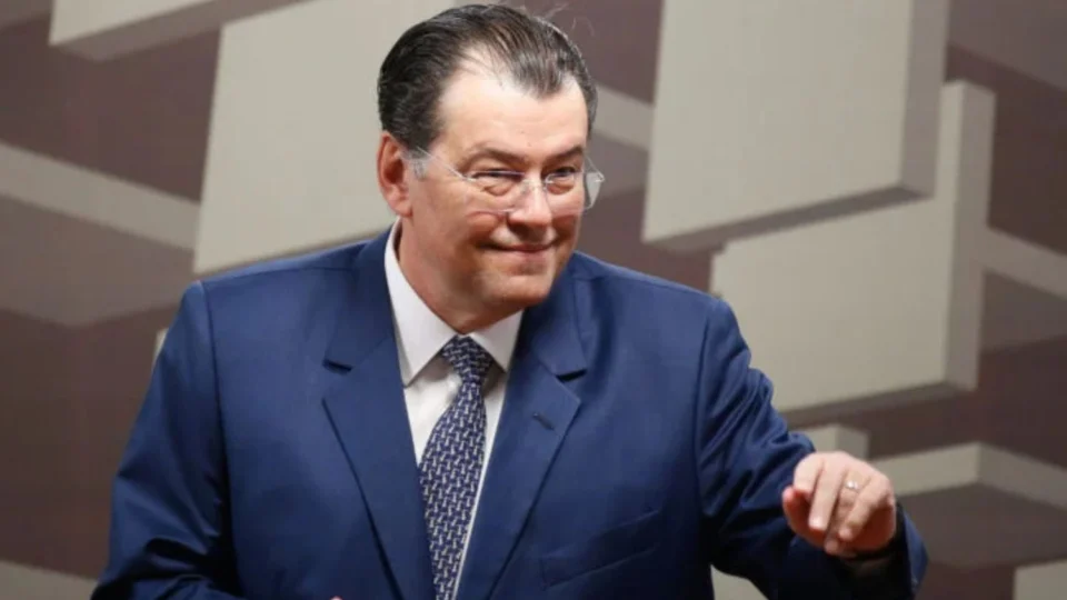 Eduardo Braga confirma pré-candidatura à reeleição ao Senado em 2026