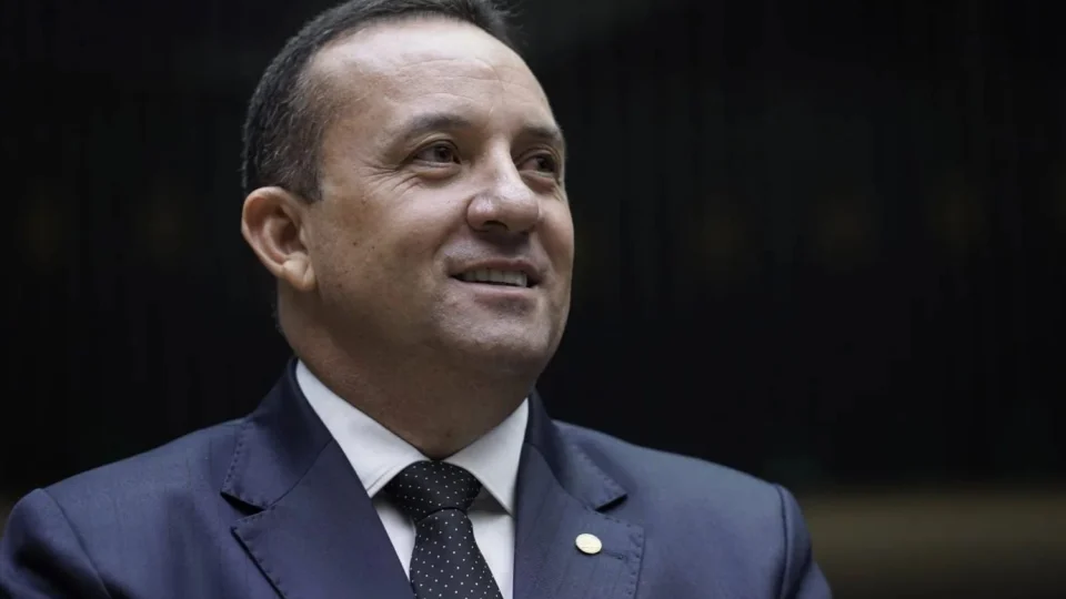 Pastor Diniz é o 2º deputado de Roraima a apoiar impeachment de Lula