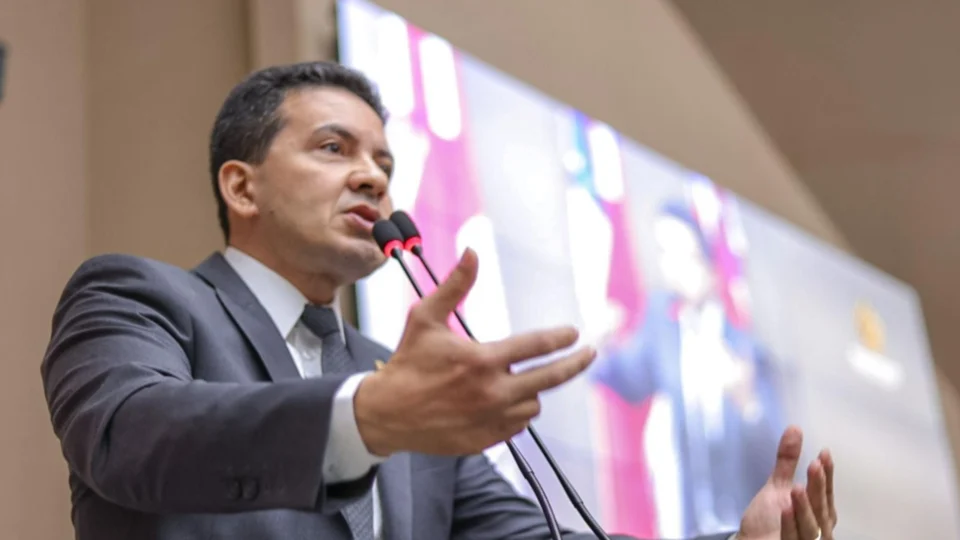 Péricles acionará MP e TCE-AM contra prefeito de Tefé por contratos milionários com cantores