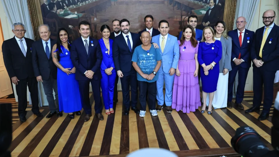 Prefeito Igor entrega medalhas e assina convênio para monumento da COP30 em Belém