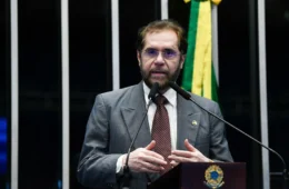Plínio Valério sinaliza saída do PSDB caso fusão com o PSD se concretize