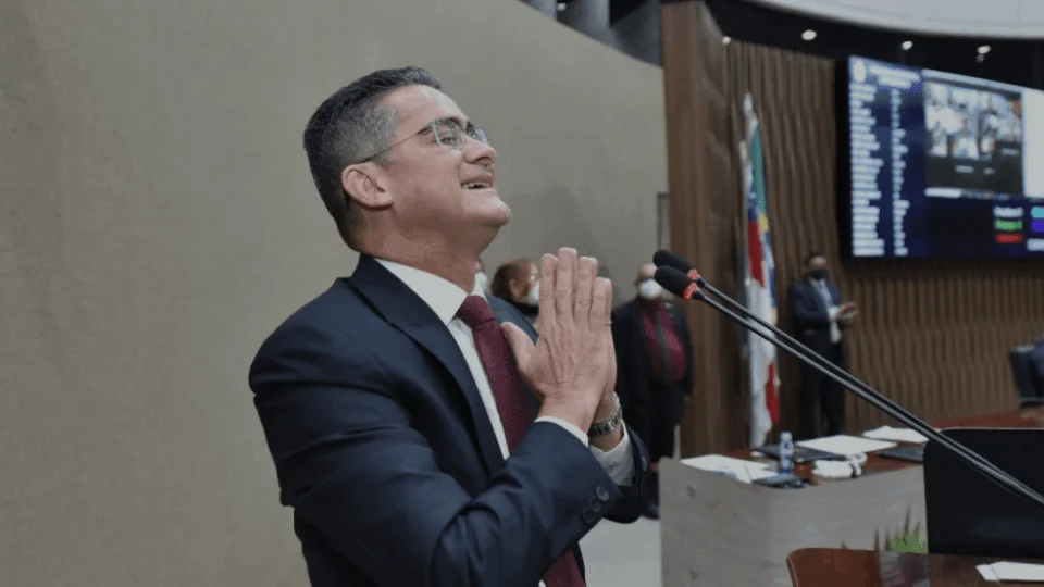 Justiça decide liberar reajuste salarial do prefeito, vice e secretários em Manaus