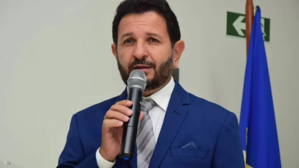 Prefeito suspende reajuste até do próprio salário após gasto excessivo com servidores em Roraima