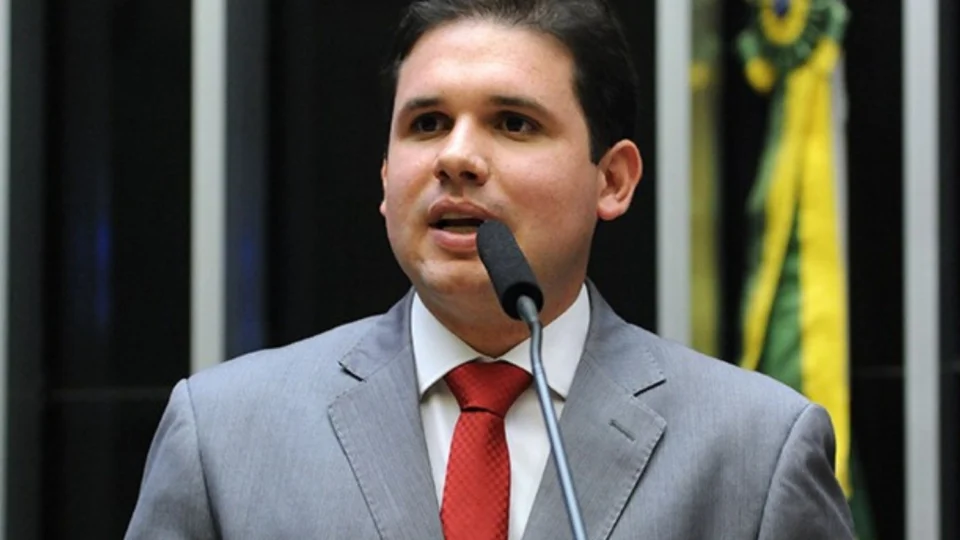 Hugo Motta afirma que aumento de impostos empobrece o país