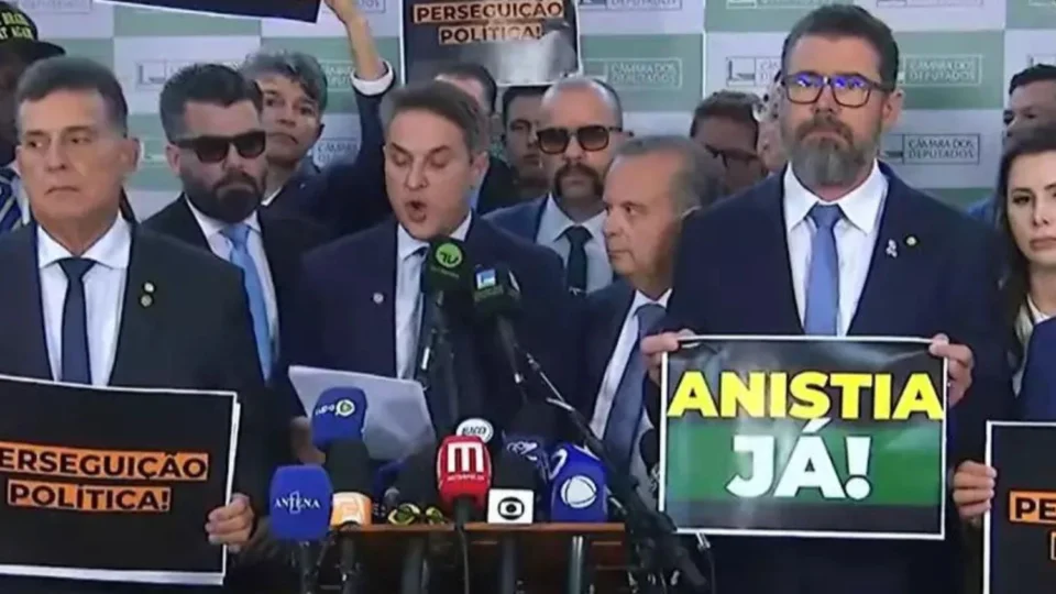 ‘Verdadeira peça de ficção’, diz Líder da Oposição sobre denúncia de ‘golpe’