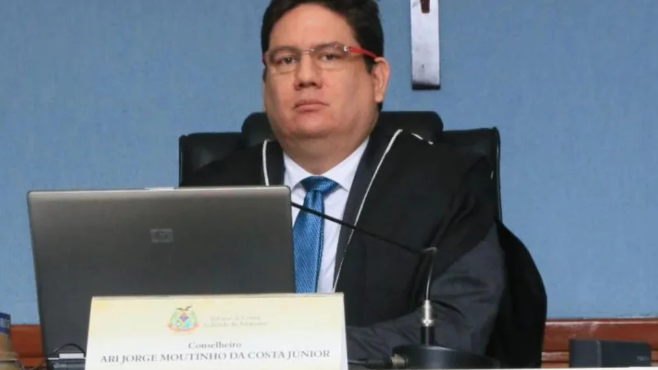 Ari Moutinho Júnior retorna ao TCE-AM após licença médica
