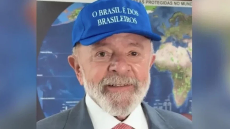 Lula entra na “guerra dos bonés” e grava vídeo com peça à la Trump