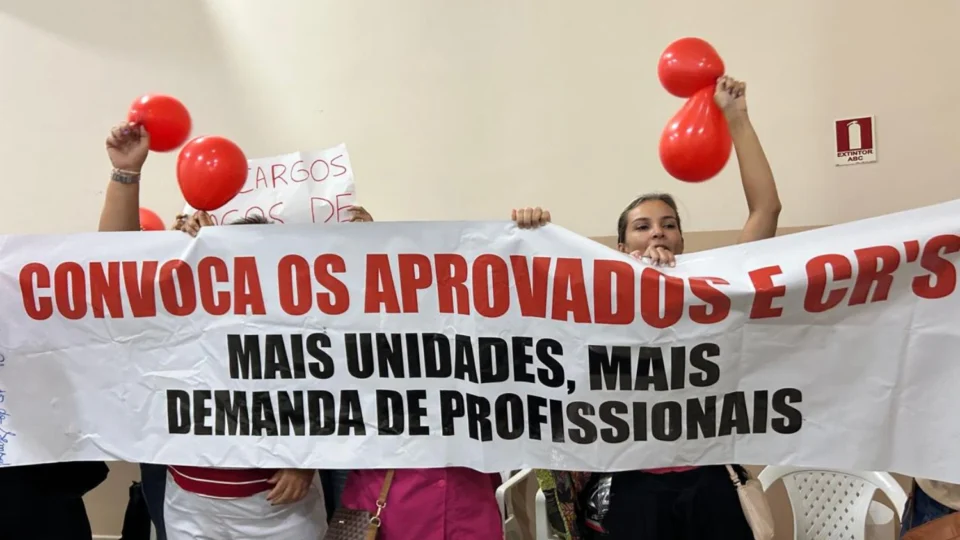 Concursados da Semsa cobram David Almeida por convocação em protesto na CMM