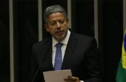 Arthur Lira deixa presidência da Câmara, mantendo a influência