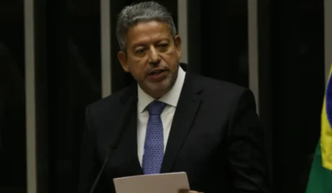 Arthur Lira deixa presidência da Câmara, mantendo a influência