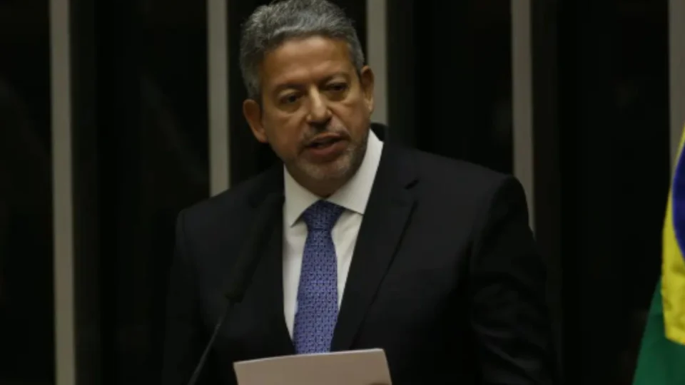 Arthur Lira deixa presidência da Câmara, mantendo a influência
