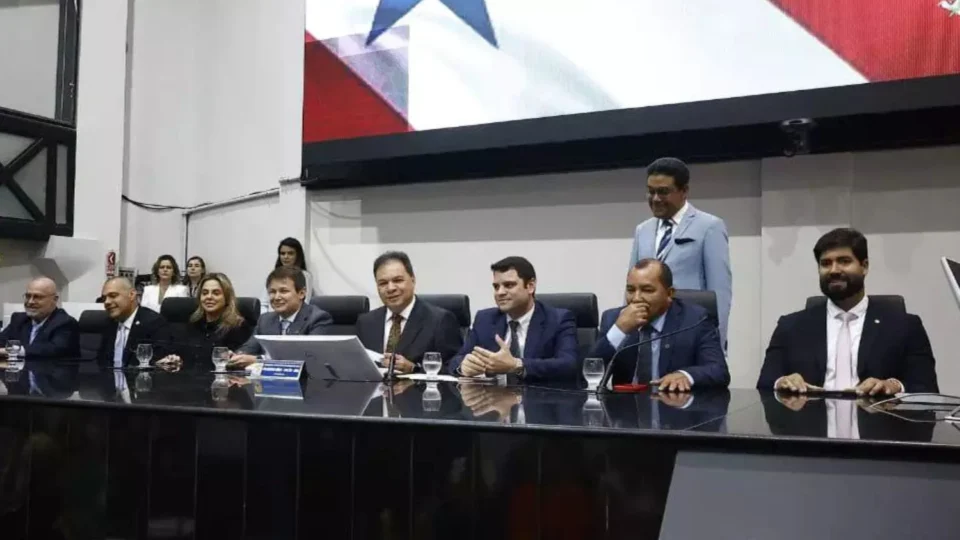 Deputados estaduais tomam posse da nova mesa diretora da Alepa para o biênio 25-27