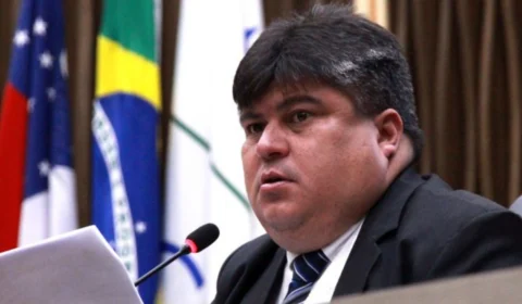 Mesmo de férias, David Reis assina Diário Oficial da CMM