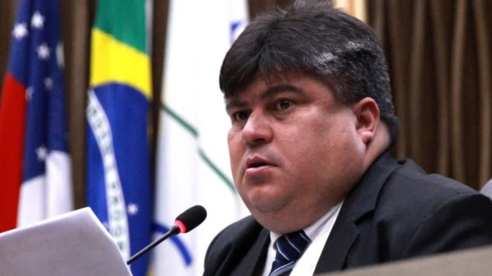 Mesmo de férias, David Reis assina Diário Oficial da CMM