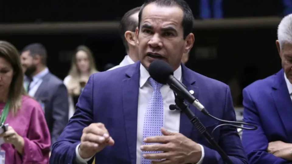 Deputado critica Governo Lula por comprar energia venezuelana para Roraima