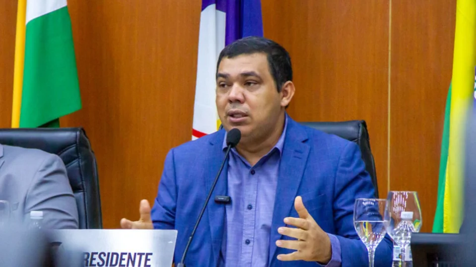 Sampaio exige exoneração de Cecília Lorenzon por irregularidades na Saúde em Roraima