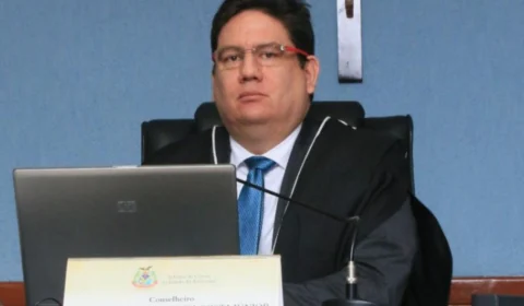 Conselheiro do TCE-AM, Ari Moutinho Júnior, entra de férias após longo afastamento