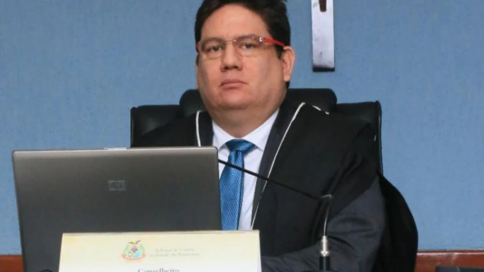 Conselheiro do TCE-AM, Ari Moutinho Júnior, entra de férias após longo afastamento