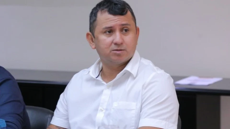 TCE-AM multa prefeito de Juruá e agente de contratação por irregularidades em licitação de merenda