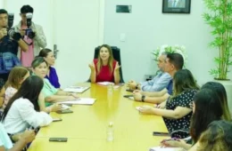 No lugar de David Almeida e vice, Izabella Fontenelle lidera reunião com secretários municipais