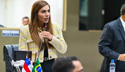 Aleam aprova projeto de Débora Menezes contra doutrinação política nas escolas