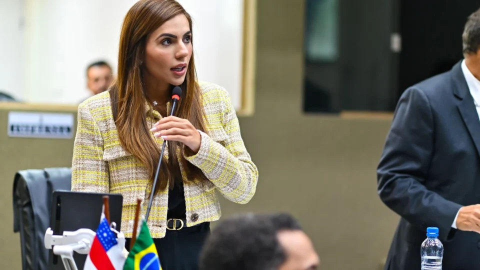 Aleam aprova projeto de Débora Menezes contra doutrinação política nas escolas
