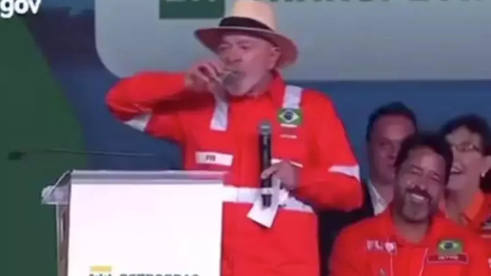 Com voz estranha, Lula diz beber álcool e não gasolina
