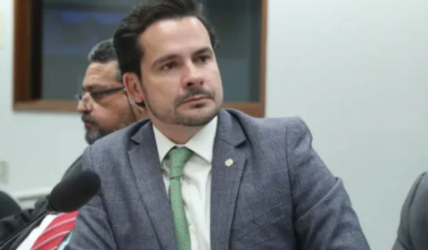“Para de reclamar e vai trabalhar, David”, diz Alberto Neto ao responder críticas do prefeito