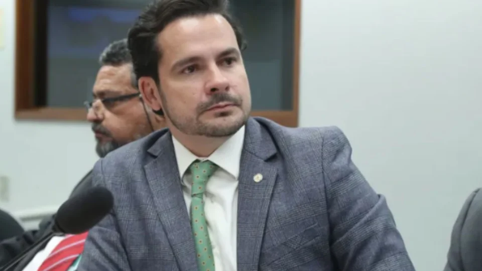 “Para de reclamar e vai trabalhar, David”, diz Alberto Neto ao responder críticas do prefeito