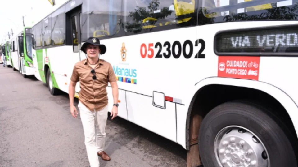 Prefeito David Almeida anuncia aumento da passagem de ônibus para R$ 5 a partir de sábado (15)